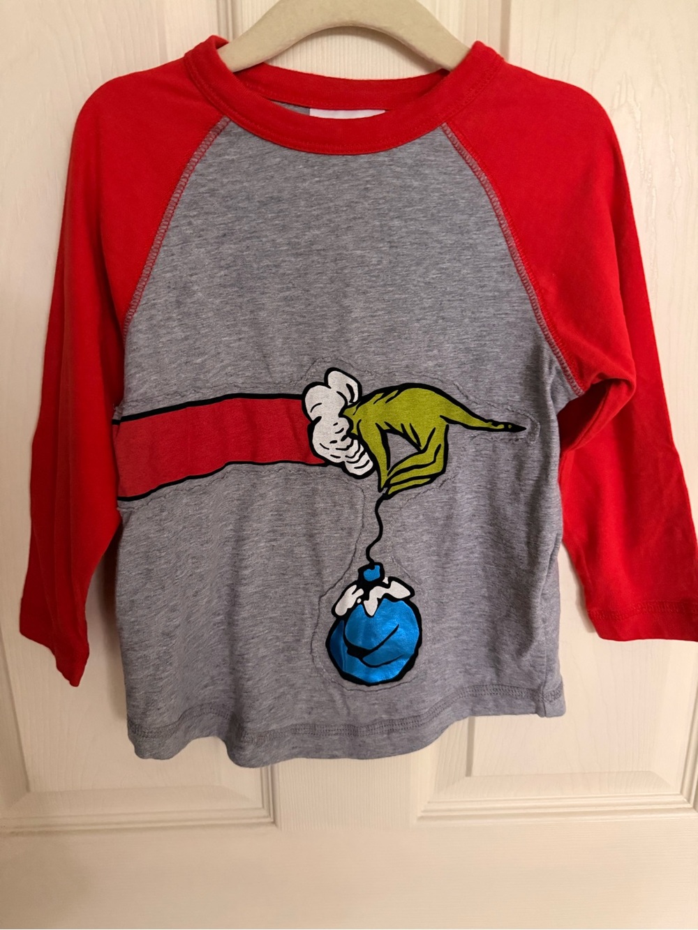 Hanna Anderson Red & Gray Long-Sleeve Raglan Tee with Grinch Graphic